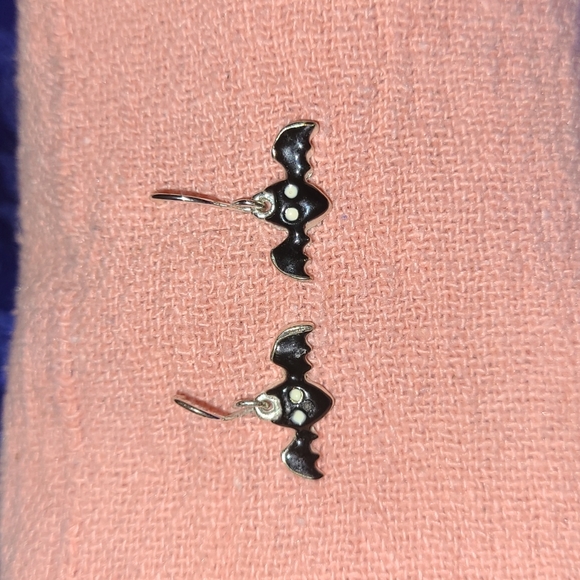🍂3/$10 🦇 The Cutest Bitty Bat Earrings! Silvertone & Black Enamel Dangles - Picture 2 of 10